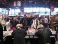 La foule se presse devant les tables de Boulet et Henri Loevenbruck.